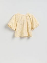 Bluzka z kwiatowym motywem - jasnożółty. Żółte bluzki damskie Reserved, l, bez wzorów, z bawełny, bez kołnierzyka, bez ramiączek. Za 149.99 zł.