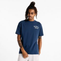 Koszulka męska New Balance MT43556NNY – granatowa. Niebieskie koszulki sportowe męskie New Balance, m, bez wzorów, z dresówki, bez kołnierzyka, bez ramiączek. Za 99.99 zł.