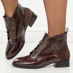 Brązowe lakierowane botki damskie Filippo DBT4824/26. Brązowe botki damskie Filippo, na jesień, z jeansu, eleganckie, z okrągłym noskiem, bez obcasa, na płaskiej podeszwie, bez zapięcia. Za 219.00 zł.