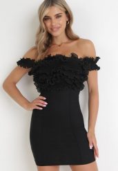 Czarna Dopasowana Sukienka Mini z Falbanką Udirda. Czarne sukienki damskie Born2be, s, bez wzorów, bez kołnierzyka, bez ramiączek, mini, dopasowane. Za 129.99 zł.