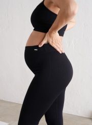 Damskie legginsy ciążowe prążkowane bezszwowe czarne. Czarne legginsy damskie Aim'n, s, bez wzorów, z elastanu. Za 152.40 zł.