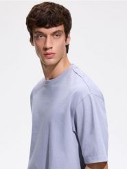 Gładki T-shirt boxy - lawendowy. Fioletowe t-shirty męskie Reserved, l, bez wzorów, z bawełny, bez kołnierzyka. Za 79.99 zł.