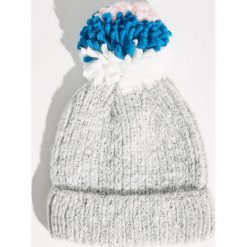 Czapka z pomponem - Jasny szar. Czapki i kapelusze damskie marki Sinsay. W wyprzedaży za 14.99 zł.