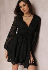 Czarna Sukienka Maerista. Czarne sukienki damskie Renee, s, bez wzorów, z materiału, bez kołnierzyka, bez ramiączek, mini, kopertowe. Za 139.99 zł.