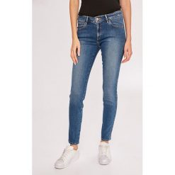 Wrangler - Jeansy. Jeansy damskie marki Wrangler. W wyprzedaży za 259.90 zł.