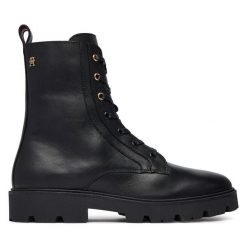 Trzewiki Tommy Hilfiger. Czarne botki damskie Tommy Hilfiger, bez obcasa, na płaskiej podeszwie, bez zapięcia. Za 849.99 zł.