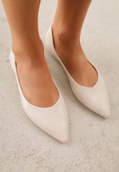 Jasnobeżowe Eleganckie Eleganckie Balerinki z Noskiem w Szpic Abssis. Brązowe baleriny damskie Born2be, bez wzorów, z jeansu, biznesowe, bez obcasa. Za 59.99 zł.