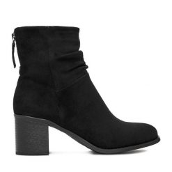 Botki JENNY. Czarne botki damskie Jenny, bez obcasa, na słupku, bez zapięcia. Za 159.99 zł.
