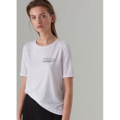 Koszulka z nadrukiem Mohito Cares - Biały. T-shirty damskie Mohito. Za 49.99 zł.