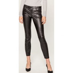 Spodnie super skinny z ekologicznej skóry - Czarny. Spodnie materiałowe damskie marki Mohito. W wyprzedaży za 99.99 zł.