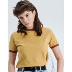 Koszulka z kontrastowym wykończeniem - Żółty. T-shirty damskie Cropp. W wyprzedaży za 14.99 zł.