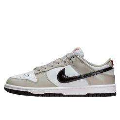 Buty do chodzenia dla dorosłych Nike Dunk Low Light Iron Ore Black. Czarne obuwie sportowe damskie Nike, bez wzorów, trekkingowe. W wyprzedaży za 502.15 zł.