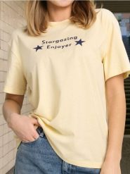 Koszulka z nadrukiem na plecach - żółty. Żółte t-shirty damskie Sinsay, l, bez wzorów, bez kołnierzyka. Za 29.99 zł.