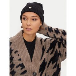 Czapka Guess. Czarne czapki i kapelusze damskie Guess, na zimę, z aplikacjami. Za 159.99 zł.