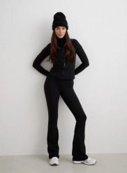 Damskie legginsy ocieplane rozszerzane długie czarne. Czarne legginsy damskie Aim'n, m, bez wzorów, z elastanu. Za 351.00 zł.