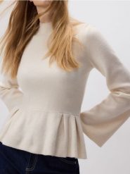 Sweter z baskinką - kremowy. Białe swetry damskie Reserved, l, bez wzorów, z dzianiny, bez kołnierzyka, bez ramiączek, bez kaptura. Za 129.99 zł.