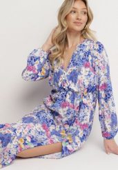 Niebieska Rozkloszowana Sukienka w Kwiaty z Dekoltem w Serek i Gumką w Talii Janitra. Niebieskie sukienki damskie Born2be, na co dzień, bez wzorów, eleganckie, bez kołnierzyka, bez ramiączek, midi, kopertowe. Za 99.99 zł.