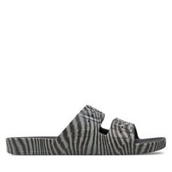 Klapki Freedom Moses. Czarne klapki damskie Freedom moses, bez wzorów, bez obcasa. Za 199.99 zł.