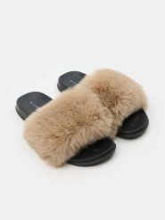 Klapki z futerkiem - kremowy. Białe klapki damskie Sinsay, bez wzorów, bez obcasa. Za 29.99 zł.