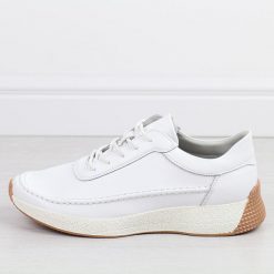 Białe skórzane półbuty damskie Sergio Leone sp013A. Białe półbuty damskie Sergio Leone, na jesień, bez wzorów, ze skóry, eleganckie, z okrągłym noskiem, bez obcasa, bez zapięcia. Za 209.00 zł.