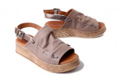 ARTIKER RELAKS 56C0277 szary, sandały damskie. Szare sandały damskie Artiker Relaks, bez wzorów, bez obcasa, na płaskiej podeszwie, bez zapięcia. Za 174.93 zł.