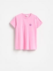 T-shirt z nadrukiem na plecach - różowy. Czerwone t-shirty damskie Reserved, l, bez wzorów, z bawełny, bez kołnierzyka. Za 79.99 zł.