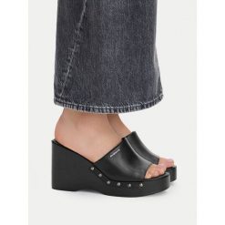Klapki G-Star. Czarne klapki damskie G-Star, bez wzorów, retro, bez obcasa. Za 259.99 zł.