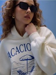 Dresowa bluza hoodie z nadrukiem "Vacaciones" - kremowy. Białe bluzy damskie Sinsay, l, bez wzorów, z dresówki, bez kaptura. Za 49.99 zł.