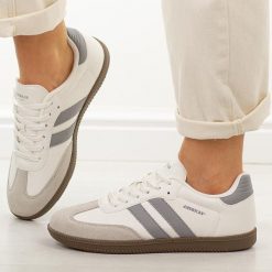 Biało szare półbuty damskie American Club RD30. Białe obuwie sportowe damskie American CLUB, na jesień, bez wzorów, z jeansu, klasyczne, z okrągłym noskiem, bez obcasa, na płaskiej podeszwie, bez zapięcia. W wyprzedaży za 161.10 zł.