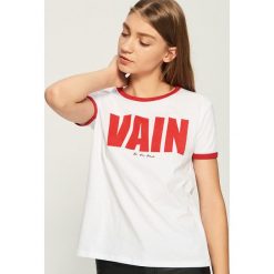T-shirt z kontrastowym nadrukiem - Biały. Białe t-shirty damskie Sinsay, z nadrukiem, z kontrastowym kołnierzykiem. W wyprzedaży za 14.99 zł.