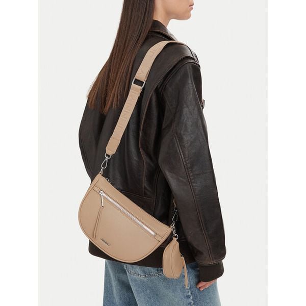 Torebka JENNY. Brązowe listonoszki damskie Jenny, bez wzorów, bez dodatków. Za 129.99 zł.