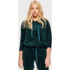 Welurowa bluza hoodie - Khaki. Brązowe bluzy damskie Cropp, z weluru. Za 59.99 zł.