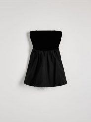 Rozkloszowana sukienka mini - czarny. Czarne sukienki damskie Reserved, l, bez wzorów, z materiału, bez kołnierzyka, bez ramiączek, mini, rozkloszowane. W wyprzedaży za 79.99 zł.