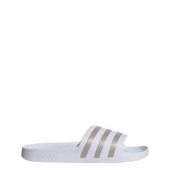 Klapki adilette Aqua. Białe klapki damskie Adidas, bez wzorów, sportowe, bez obcasa. Za 99.95 zł.