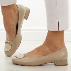 Beżowe czółenka damskie M.Daszyński Sa268-8. Brązowe czółenka damskie M.Daszyński, z aplikacjami, ze skóry, biznesowe, bez obcasa, na obcasie, bez zapięcia. Za 189.00 zł.