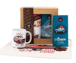 Zestaw prezentowy dla fana samochodów (Zawartość paczki: koszulka, torba, kubek, słodycze; Rozmiar koszulki / bluzy: XL (damska); Kolor koszulki / blu. Bluzy damskie nikiniki, s, bez wzorów, z bawełny, bez kaptura. Za 169.00 zł.