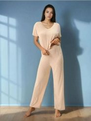 Wiskozowa piżama dwuczęściowa z prążkowanej dzianiny - kremowy. Białe piżamy damskie Sinsay, l, bez wzorów, z dzianiny, bez ramiączek. Za 59.99 zł.