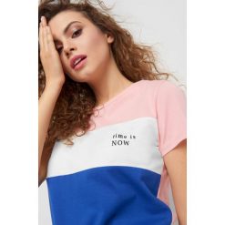 Koszulka z napisem. T-shirty damskie marki Orsay. Za 29.99 zł.