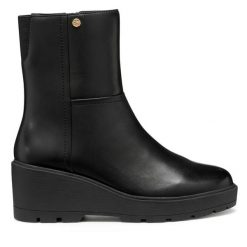 Botki Geox. Czarne botki damskie Geox, bez obcasa, na koturnie, bez zapięcia. Za 539.99 zł.