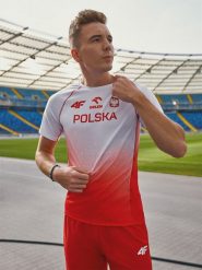 4F Koszulka reprezentacji Polski replika męska 4F x PZLA - czerwona S. Czerwone koszulki sportowe męskie 4f, m, bez wzorów, z dzianiny, klasyczne, bez kołnierzyka. Za 229.99 zł.