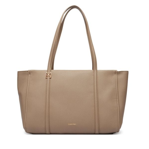Torebka Calvin Klein. Brązowe torebki do ręki damskie Calvin Klein, bez wzorów, bez dodatków. Za 394.99 zł.
