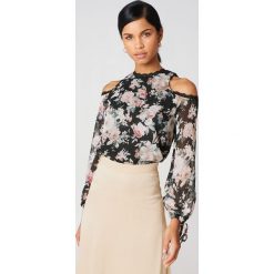Boohoo Bluzka w kwiaty z wycięciami na ramionach - Multicolor. Bluzki damskie marki Boohoo. W wyprzedaży za 24.28 zł.