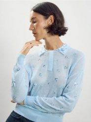 Sweter z aplikacjami - jasnoniebieski. Niebieskie swetry damskie Reserved, l, z aplikacjami, z dzianiny, bez kołnierzyka, bez ramiączek, bez kaptura. Za 199.99 zł.
