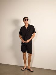 Strukturalne szorty regular fit - czarny. Czarne szorty męskie Reserved, l, bez wzorów, z dzianiny. Za 119.99 zł.