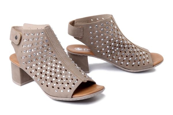 RIEKER 64777-64 beige, sandały damskie. Brązowe sandały damskie Rieker, bez wzorów, bez obcasa, bez zapięcia. Za 191.94 zł.