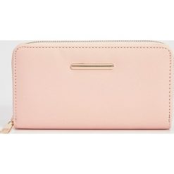 Duży portfel - Różowy. Czerwone portfele damskie Sinsay. Za 29.99 zł.