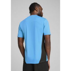 Męska koszulka treningowa Olympique Marsylia PUMA Bleu Azur Copper Blue Metallic. Niebieskie koszulki sportowe męskie Puma, l, w ażurowe wzory, bez kołnierzyka, bez ramiączek, do piłki nożnej. Za 228.00 zł.