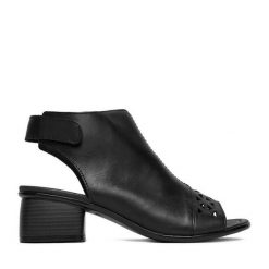 Sandały Remonte. Czarne sandały damskie Remonte, bez wzorów, bez obcasa, na słupku, bez zapięcia. Za 379.99 zł.