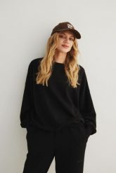 Bluza damska o kroju regular fit w kolorze TOTALLY BLACK- PHENIX-UNI. Czarne bluzy damskie Marsala, uniwersalny, bez wzorów, z bawełny, bez kaptura. Za 279.90 zł.