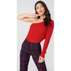 NA-KD Sweter z dzianiny na jedno ramię - Red. Swetry damskie marki NA-KD. W wyprzedaży za 50.47 zł.